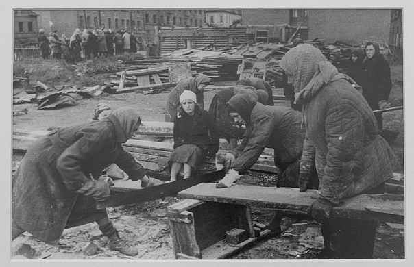 В Плесе открылась выставка легендарного фотолетописца войны